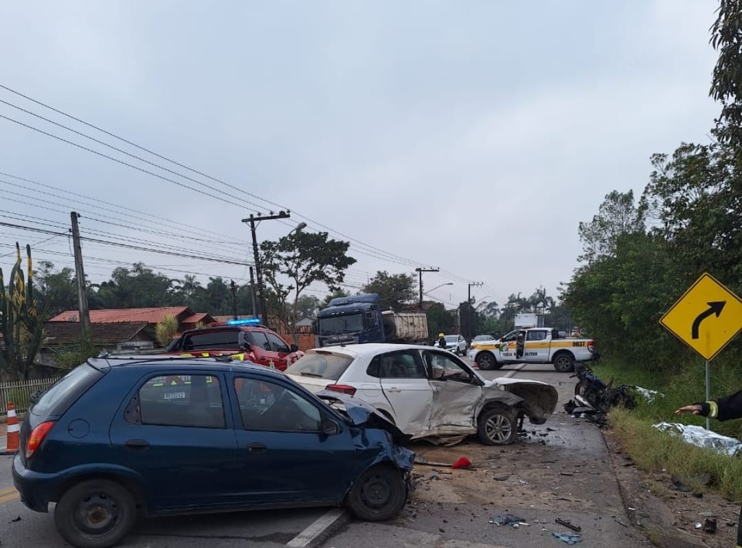 A colisão aconteceu na SC-412, Rodovia Jorge Lacerda, km 7, na cidade de Ilhota, no Vale do Itajaí.